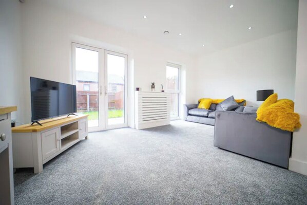 TV - Beautiful 3 bedroom Town house in Birmingham city centre (Birmingham)