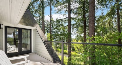 Renovated 4BR retreat near Seattle with patio, sport court, foosball room & lake views for families