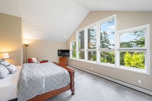 Amazing master! King size bed with a view