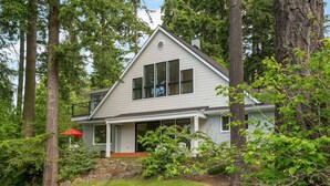 Exterior - Renovated 4BR retreat near Seattle with patio, sport court, foosball room & lake views for families (Lake Forest Park)