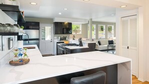Private kitchen - Renovated 4BR retreat near Seattle with patio, sport court, foosball room & lake views for families (Lake Forest Park)