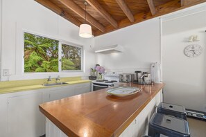 Fridge, toaster, cookware/dishes/utensils - Hatepe Haven - Hatepe Holiday Home (Hatepe)