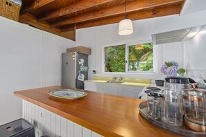 Kjøleskap, brødrister og kjøkkenutstyr