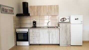 Geladeira grande, micro-ondas, fogão, cooktop