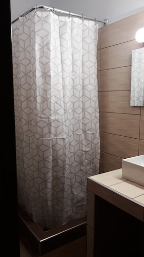 Family House | Bathroom | Bathtub, free toiletries, hair dryer, towels