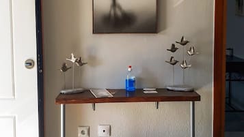 Maison Familiale | Coin séjour | Télévision LED de 32 pouces avec chaßnes numériques, télévision