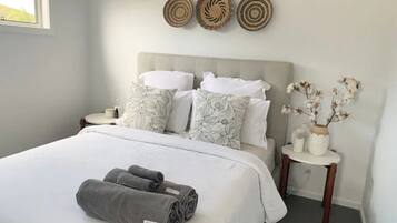 2 habitaciones, tabla de planchar con plancha y cuna de viaje