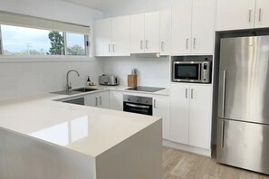 Jääkaappi, mikroaaltouuni, uuni, astianpesukone