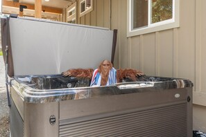 Outdoor spa tub