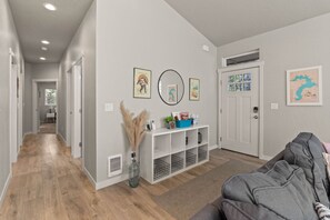 Smart TV, reproductor de DVD, libros y estéreo