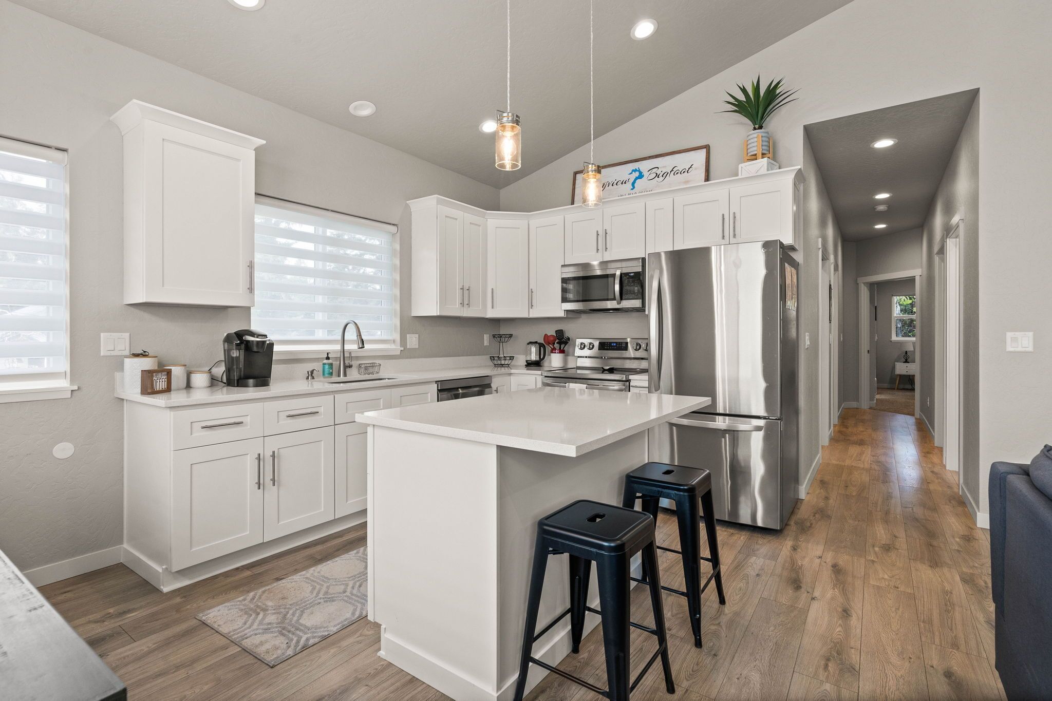 Jääkaappi, mikroaaltouuni, uuni, liesi