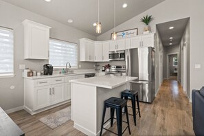 Refrigerador, microondas, horno y parrilla de estufa