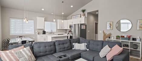 TV connectée, lecteur de DVD, livres, chaîne hi-fi