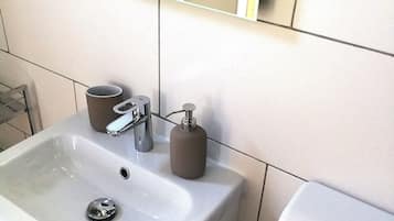Ducha, secador de pelo, toallas y jabón