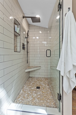 Douche, sĂšche-cheveux, serviettes fournies, savon
