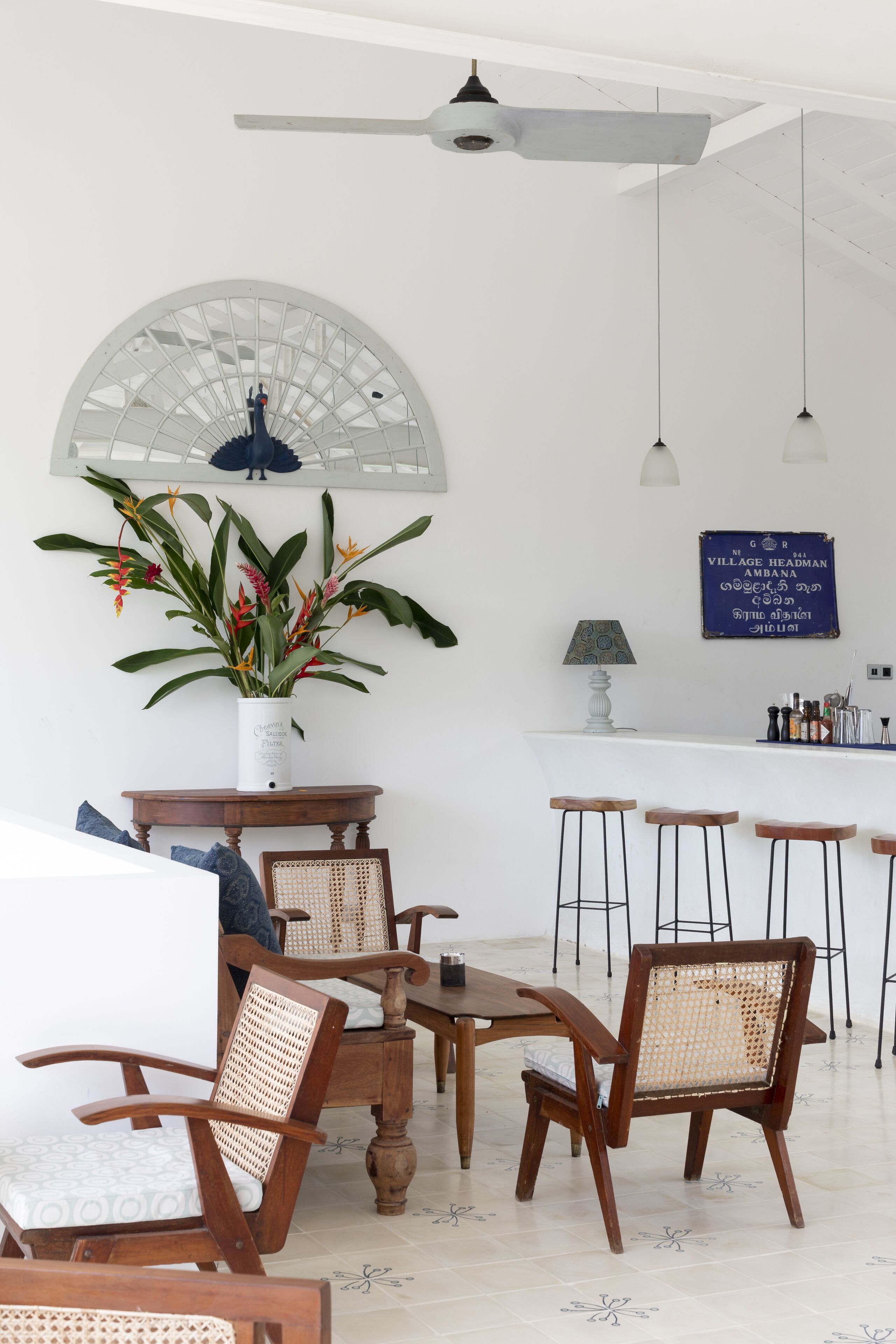 Un coin repas avec des meubles en bois, une table blanche et une plante en pot.