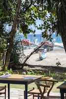 En la playa, arena blanca, bar en la playa