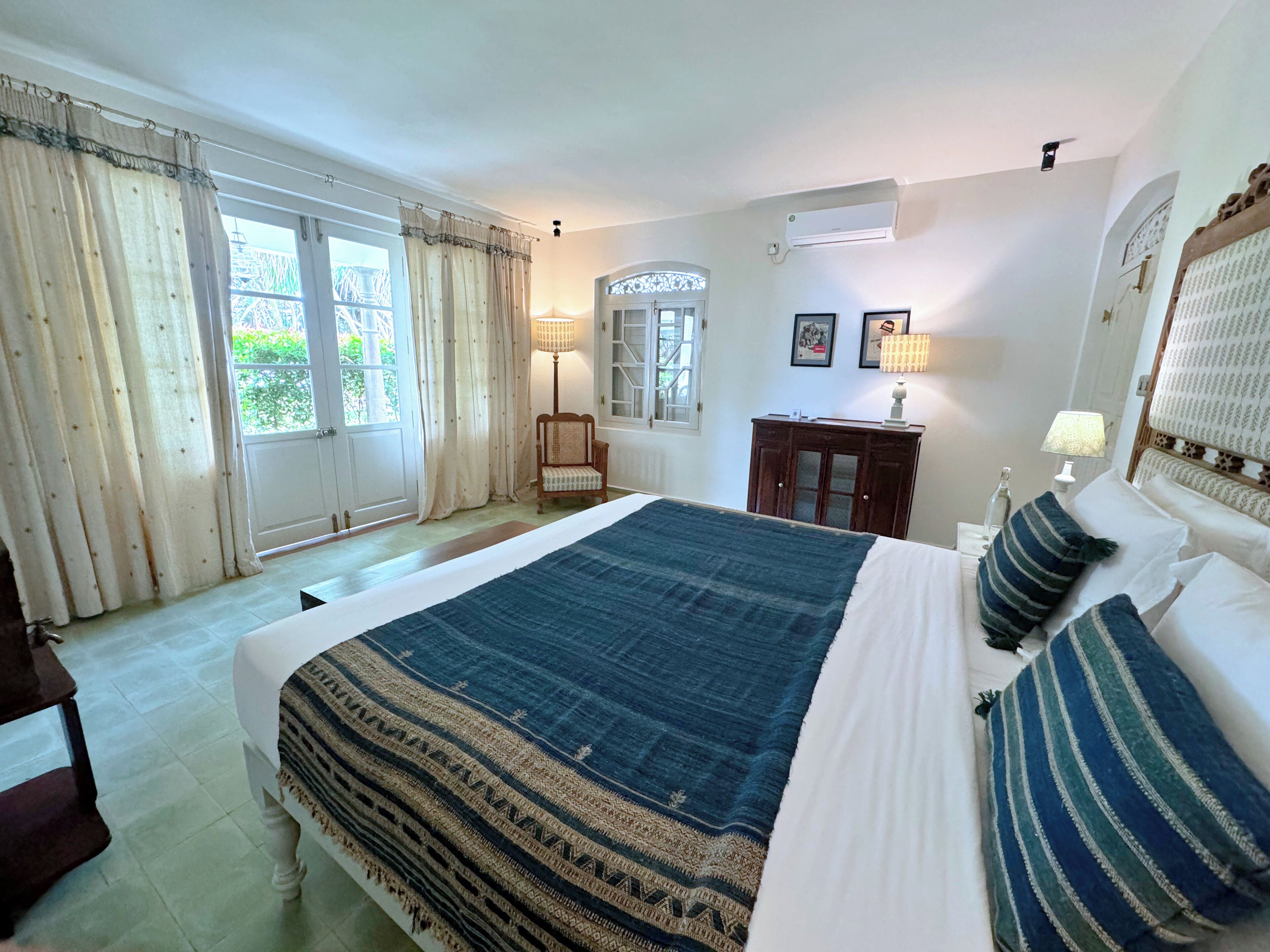 Habitación estándar doble | Ropa de cama de alta calidad y minibar (con algunos artículos gratuitos)