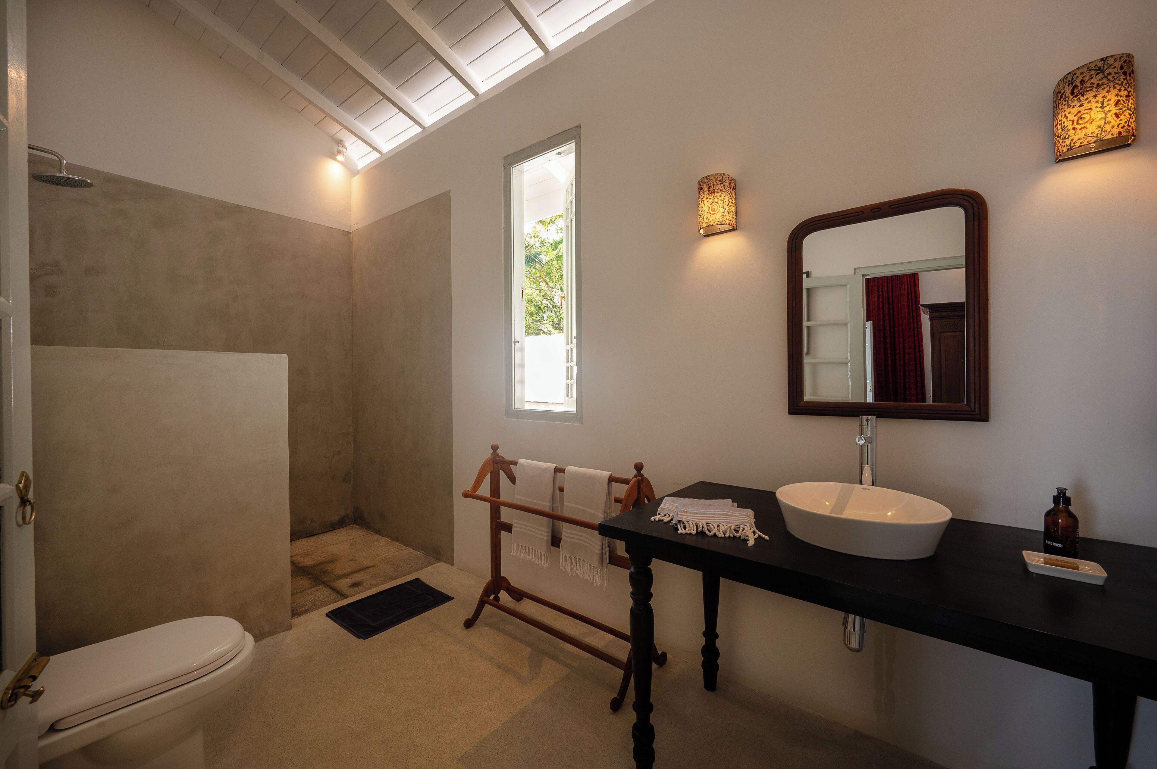 Un baño con bañera, inodoro, lavabo y ducha.