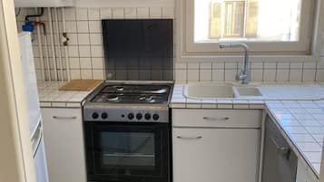 Een koelkast, een microgolfoven, een oven, een vaatwasser