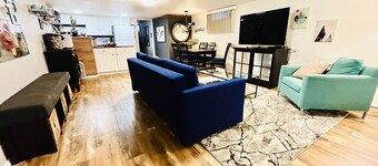 Large Modern 2 Bedroom near Ocean, Airport, and Seattle with private garage