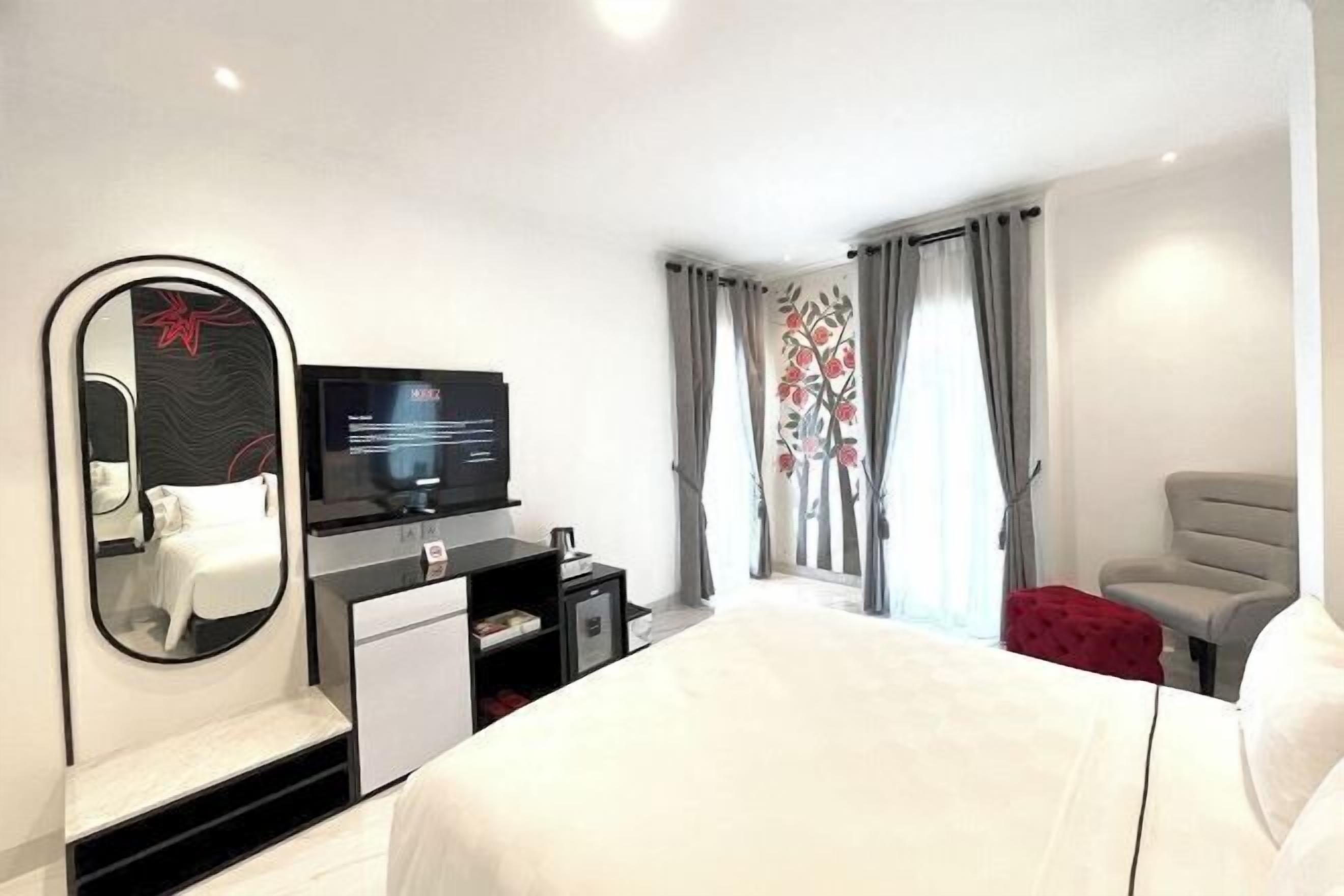 عناصر مجانية داخل المين ي بار ومكتب ومساحة عمل للكمبيوتر المحمول