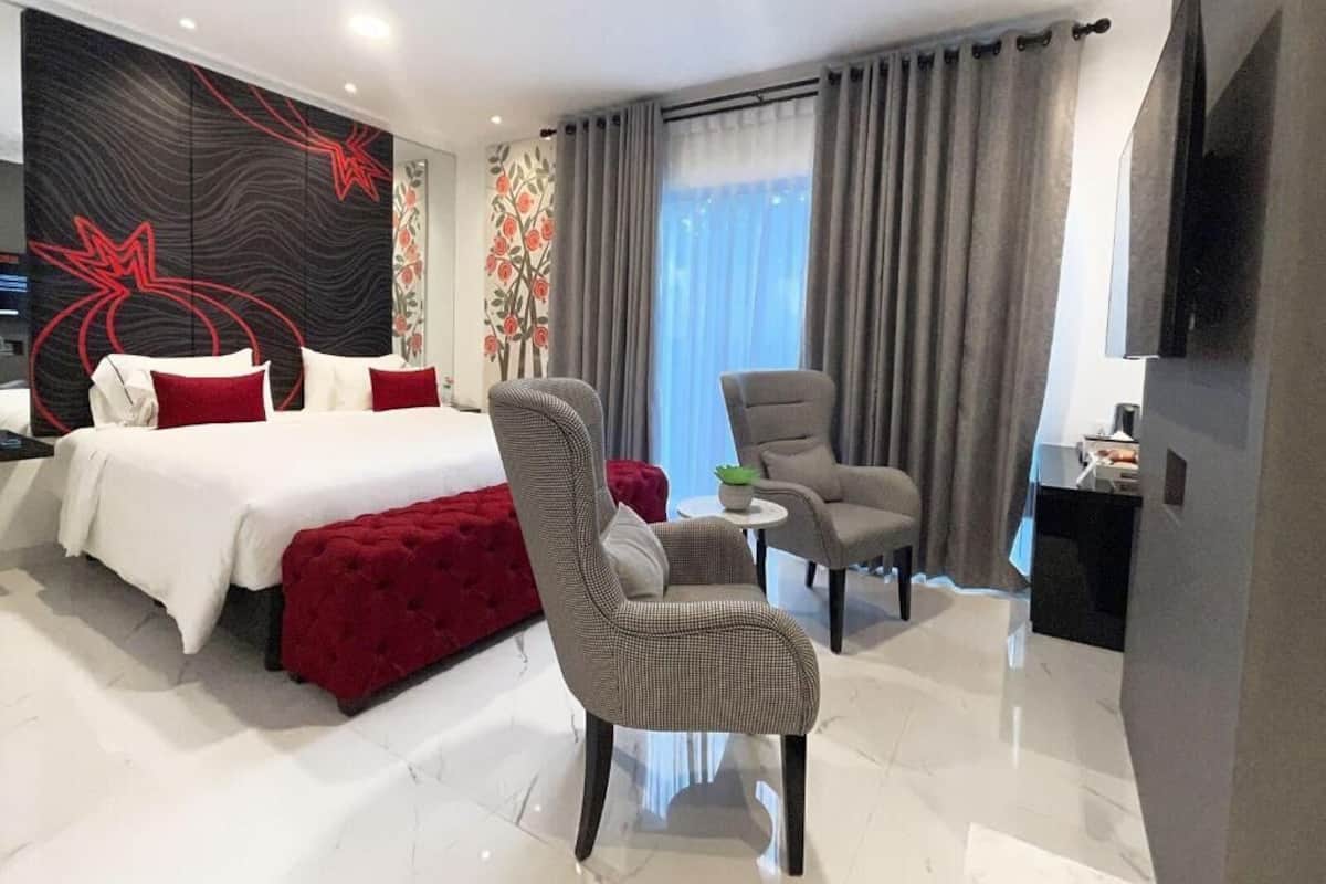 Free minibar, desk, laptop workspace, free WiFi