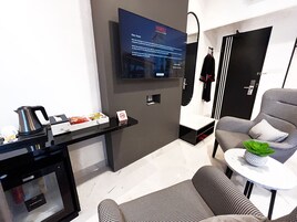 Chambre Double Exécutive | Coin séjour | TV connectée de 42 pouces avec chaînes par câble, télévision
