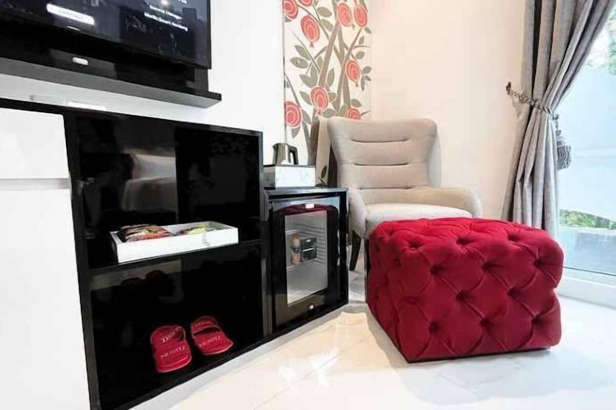 Living area | 42-inch Smart TV with cable channels, TV