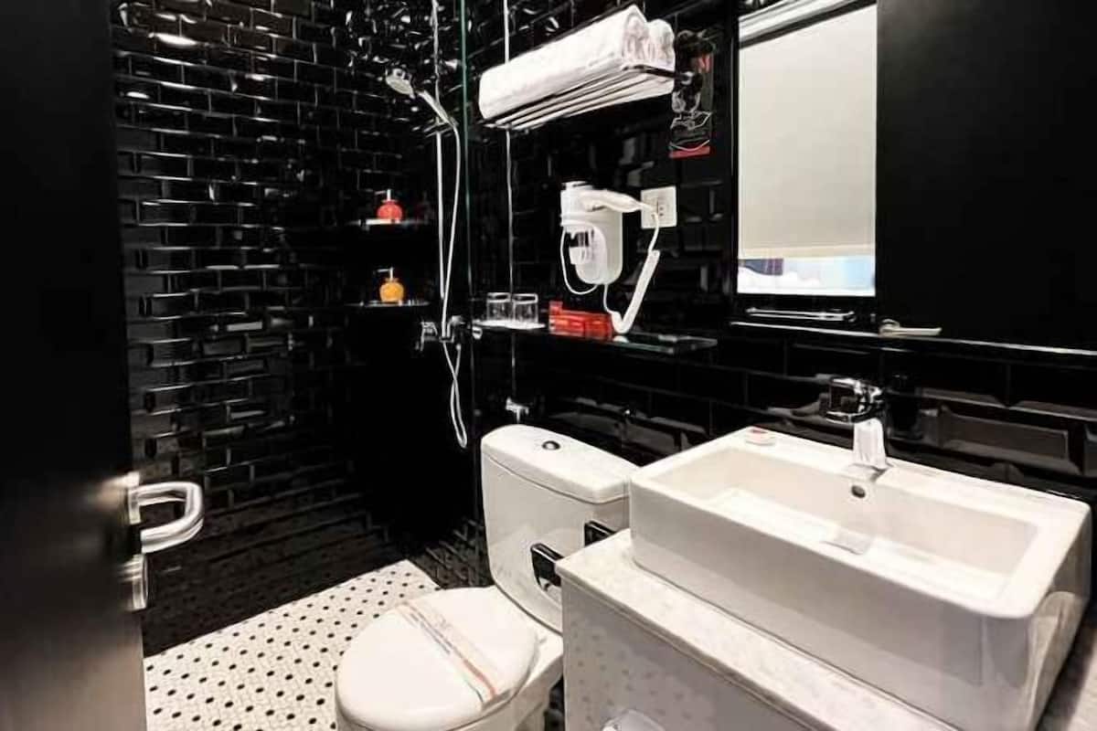 Kylpyhuone | Suihku, sadesuihkupää, ilmaiset hygieniatuotteet, hiustenkuivaaja
