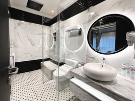 Suite « Premier » | Salle de bain | Douche, douche à « effet pluie », articles de toilette gratuits