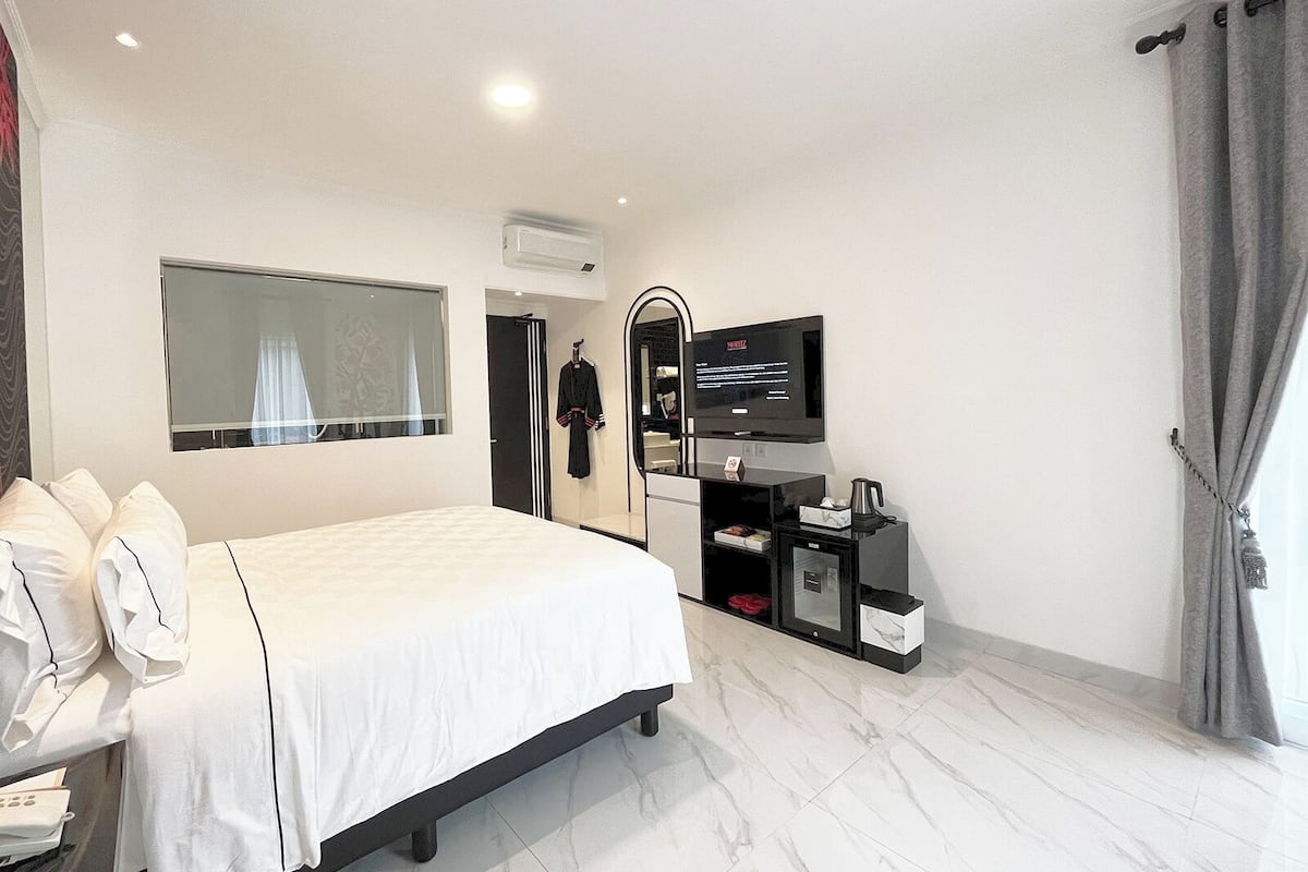 Free minibar, desk, laptop workspace, free WiFi