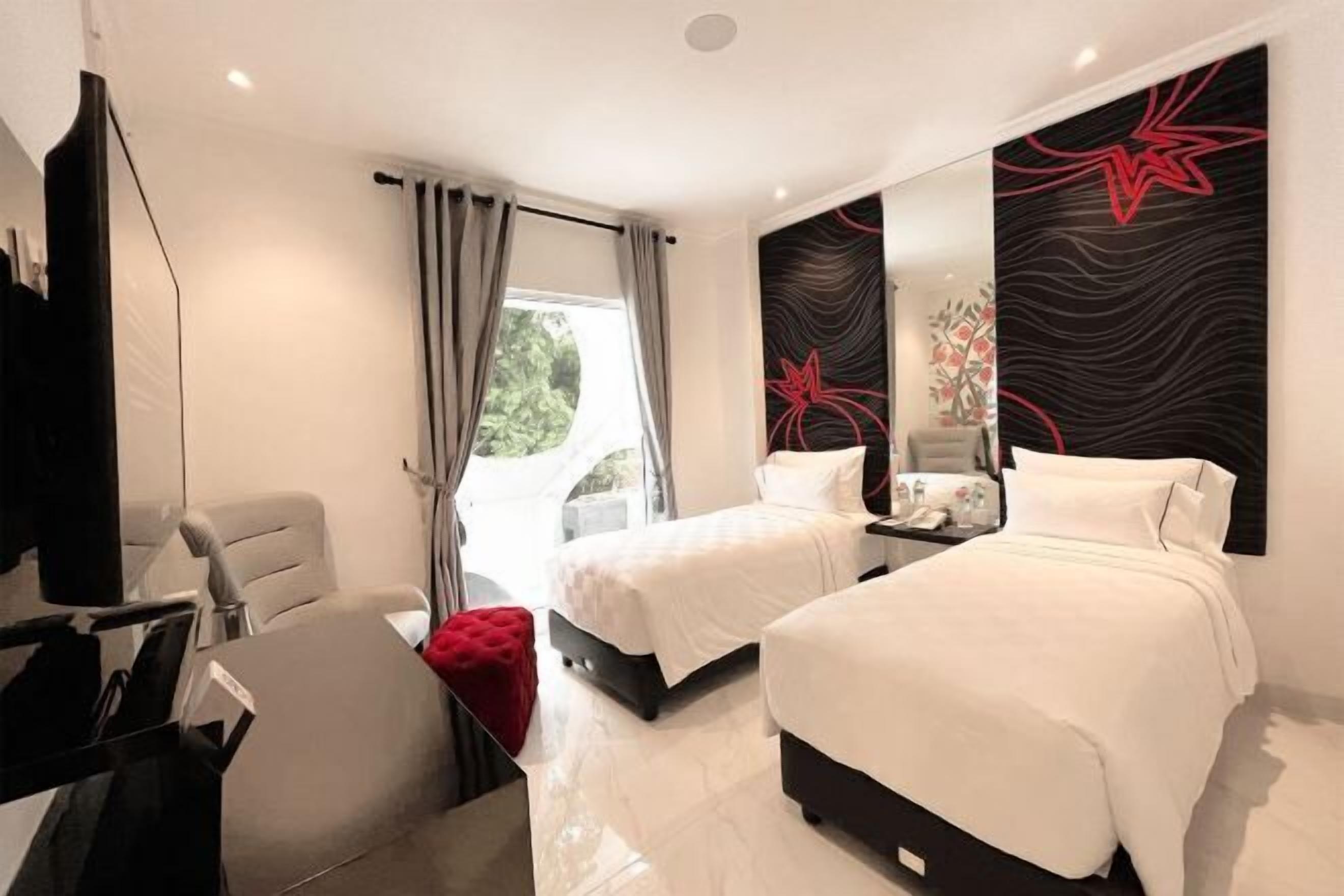 Free minibar, desk, laptop workspace, free WiFi