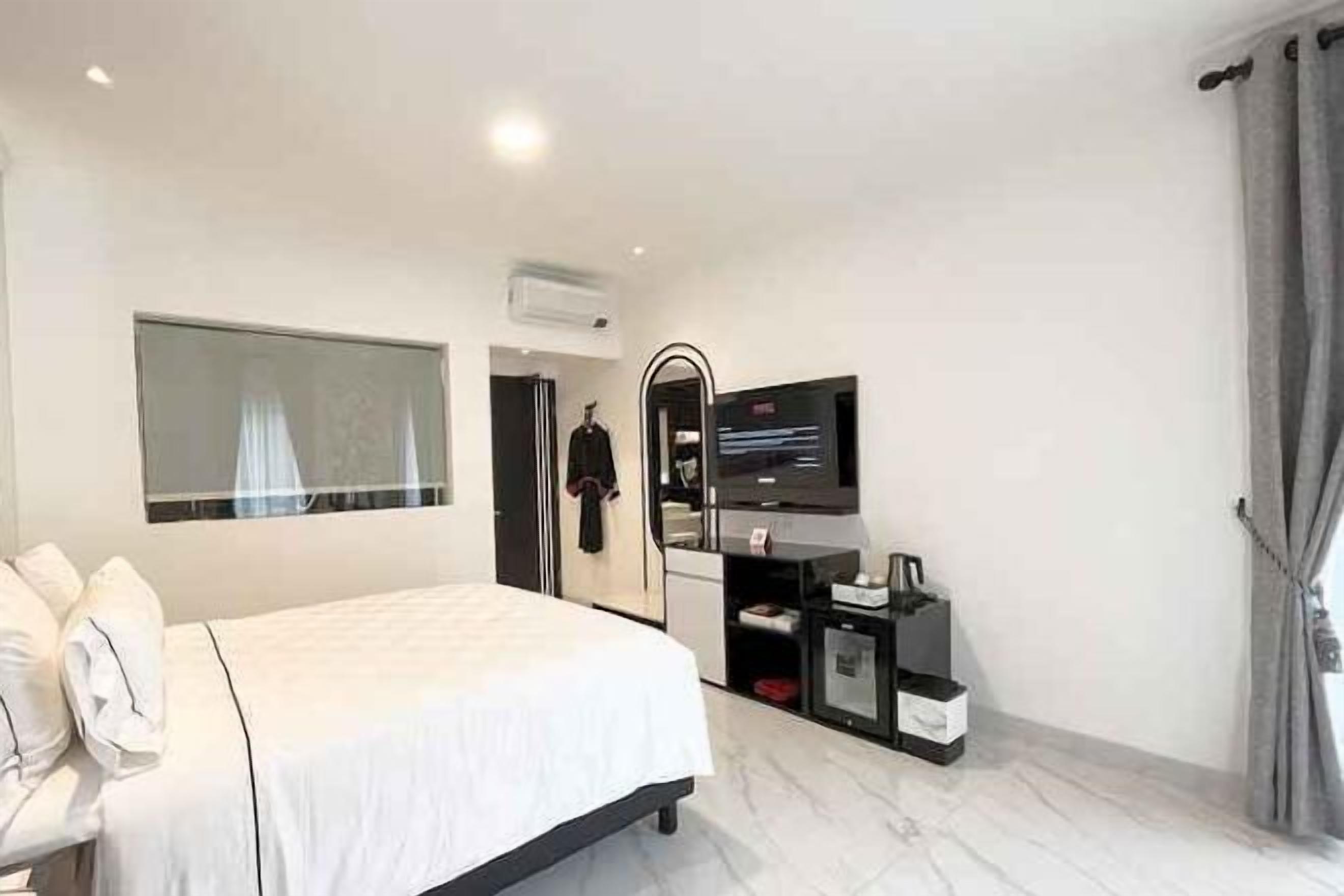 Free minibar, desk, laptop workspace, free WiFi