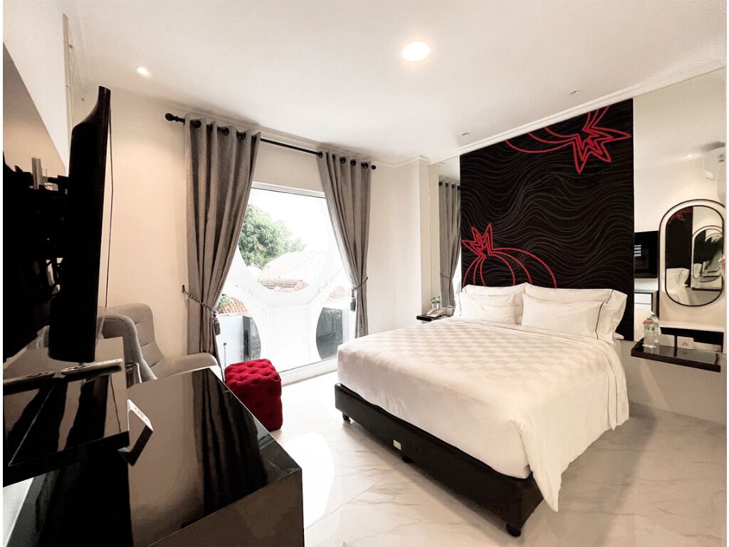 Free minibar, desk, laptop workspace, free WiFi