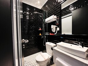 Superior-Zweibettzimmer | Badezimmer | Dusche, Regendusche, kostenlose Toilettenartikel, Haartrockner