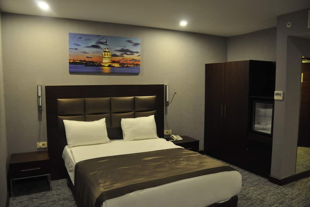 Classic Double Room | In-room safe, desk, laptop workspace, iron/ironing board