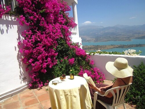 A Family Villa with private pool and large terraces overlooking Lake Vinuela