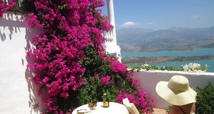 A Family Villa with private pool and large terraces overlooking Lake Vinuela