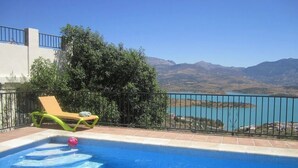 A swimming pool with a view of mountains and a lake. - A Family Villa with private pool and large terraces overlooking Lake Vinuela (Los Romanes)