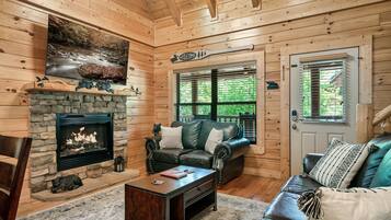 Smart TV, caminetto, videogiochi, libri