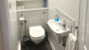 Shower, hair dryer - Stanmore HA7 - Spacious 3BR/1BA Pet Friendly Flat w/ FREE WIFI (London)
