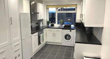 Spacious 3BR/1BA Pet Friendly Flat w/ FREE WIFI