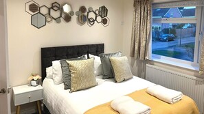 3 bedrooms, desk, iron/ironing board, free WiFi