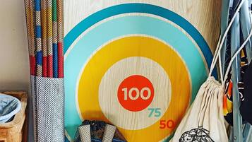 1 makuuhuone, tallelokero huoneessa, silitysrauta/-lauta