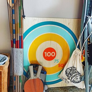 1 quarto, cofres nos quartos, ferros/tábuas de passar roupa
