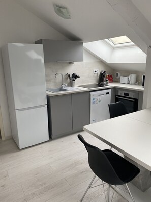 Réfrigérateur, micro-ondes, four, plaque de cuisson