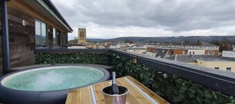 Central Penthouse with Hot Tub & Views 24