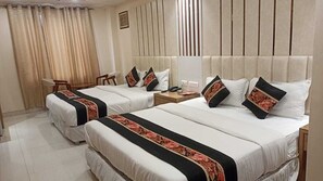 Rollaway beds, free WiFi, bed sheets - Hotel Maya Cottage (New Delhi)
