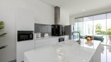 Villa familiar | Cocina privada | Frigorífico, cafetera o tetera, hervidor eléctrico y trona infantil